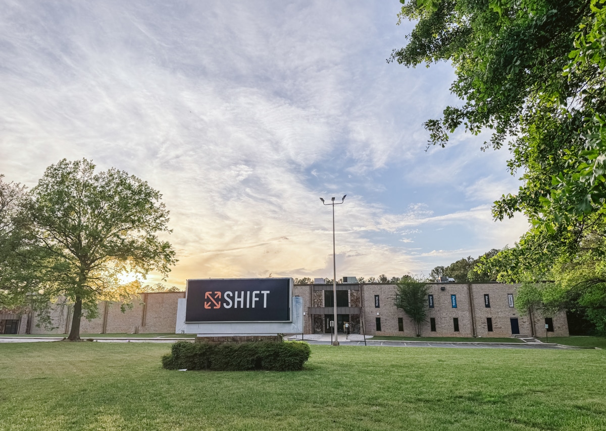 Exterior photo of Shift: South Fulton co-warehousing building in Atlanta, GA with monument sign and parking lot